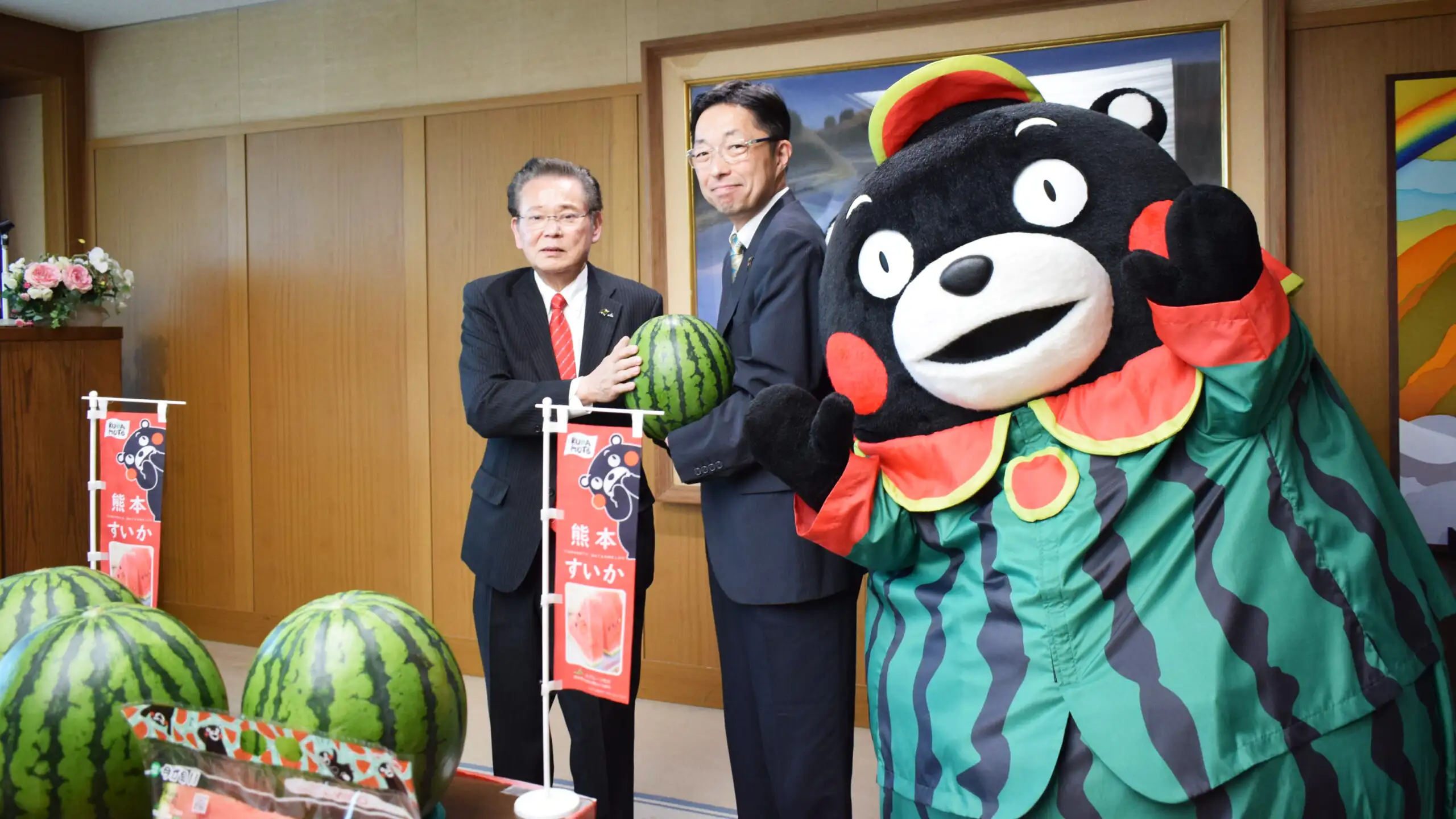 生産量全国1位の熊本県産スイカを知事に贈呈　ＪＡ熊本経済連