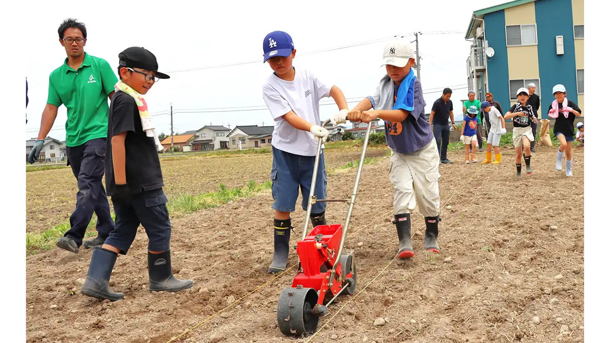 青年部南支部　斎小学校児童に大豆の種まき指導　ＪＡ鶴岡