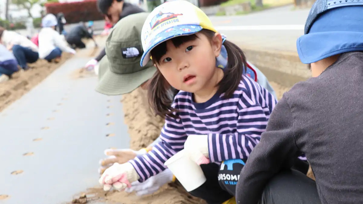種まきで食育　伊勢崎市「みんなの畑」で農業体験　パルシステム群馬