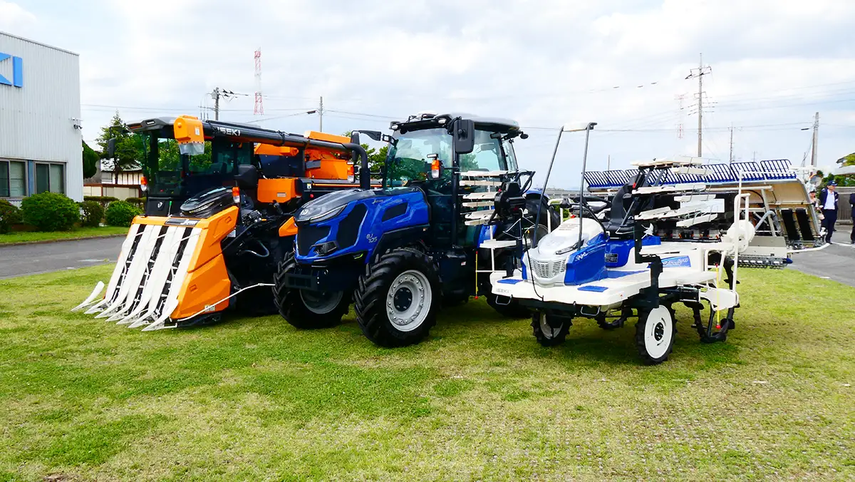フラッグシップ農機「ＪＡＰＡＮ」シリーズ　トラクタ、田植え機、コンバインの新製品“三銃士”を紹介　井関農機