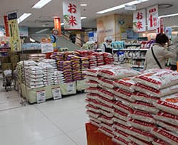 【27年産米　米販売最前線（2）】店頭価格　上昇わずか　量販店の安売り競争厳しく　欠かせない適正価格への理解