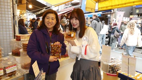 元SKE48の高柳明音さんが築地場外市場で「おにぎりの具材巡り」　イベント公式アンバサダーとして情報発信