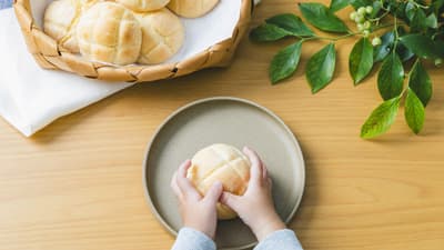 こめ油と米粉使用「もっちり米粉のミニメロンパン」新発売　築野食品