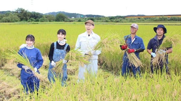 令和7年産「福、笑い」収穫開始　内堀福島県知事も稲刈りに参加
