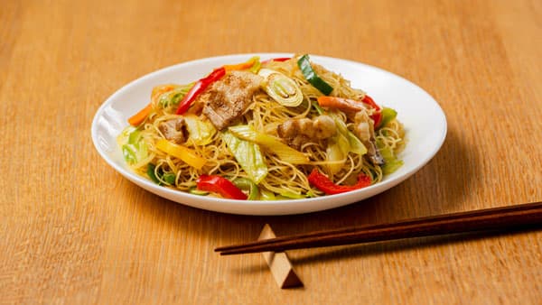 野菜がたっぷり食べられるカレー味「ケンミンカレー焼ビーフン」新発売