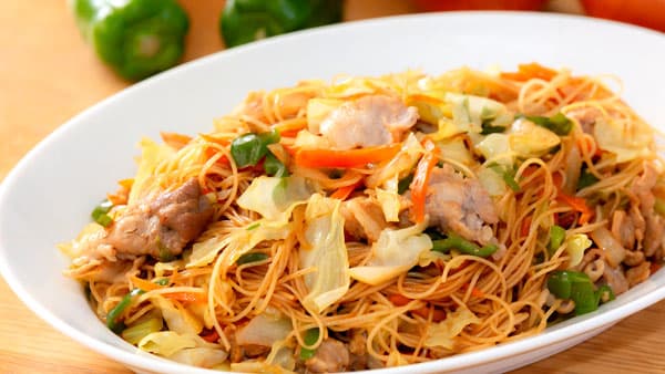 神明とコラボ「おかず焼ビーフン」おにぎり専門店で期間限定販売　ケンミン食品