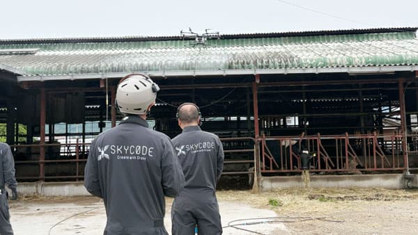 「空飛ぶ高圧洗浄機」で牛舎の暑熱対策を省力・安全に　ECサイトで提供開始　デザミス