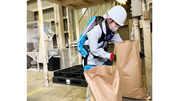 研究現場の腰の負担を軽減　日清丸紅飼料へ「アシストスーツ」導入　イノフィス