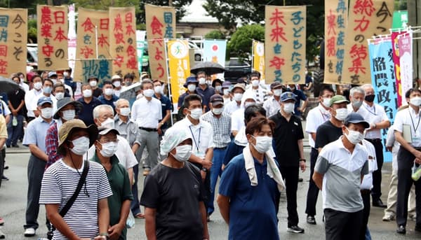 【シリーズ・酪農「有事」を追う（上）】離農加速、１万戸割れの衝撃　円安と需給緩和に政策遅延