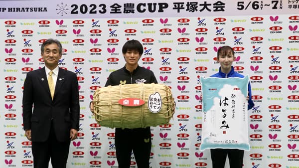 卓球「2023全農CUP平塚大会」優勝の戸上・早田選手を神奈川県産米1俵で激励　ＪＡ全農