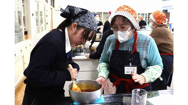 女性部員が高校生に伝統料理を伝授　ＪＡ鶴岡