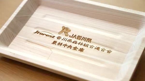 香川県産ヒノキを使用した木製カルトンを導入