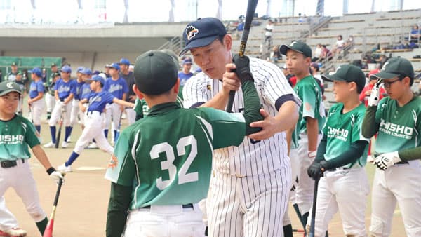 侍ジャパン井端監督ら元プロ野球選手が熱血指導「ＪＡ全農WCBF少年野球教室」小松市で開催