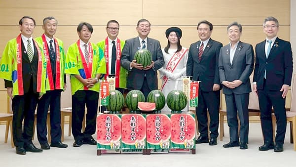 石破総理に「鳥取すいか」を贈呈　ＪＡ全農とっとり