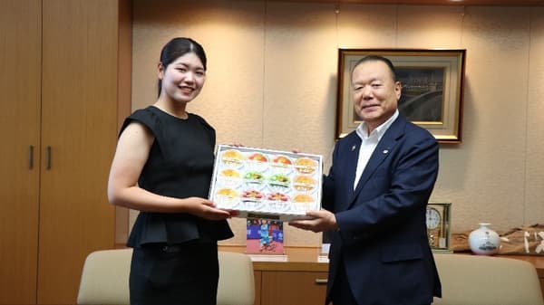 女子ゴルフの櫻井心那選手がＪＡ全農を訪問　ツアー初優勝を報告