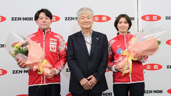 カーリング日本代表　小泉聡選手と吉村紗也香選手　ＪＡビルへ活動報告