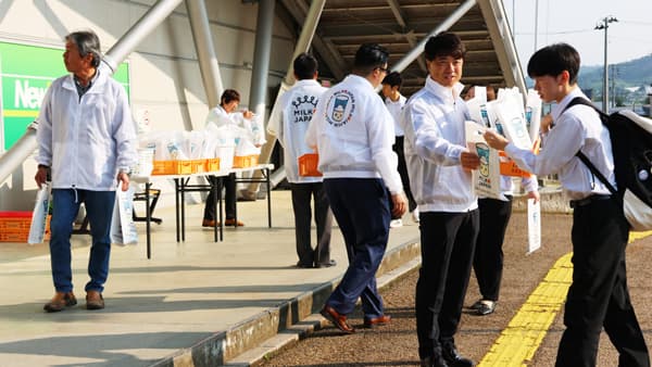 「6月は牛乳月間！毎日、県産牛乳を飲もう」　山形駅と赤湯駅で高校生に牛乳を配布　山形県牛乳普及協会
