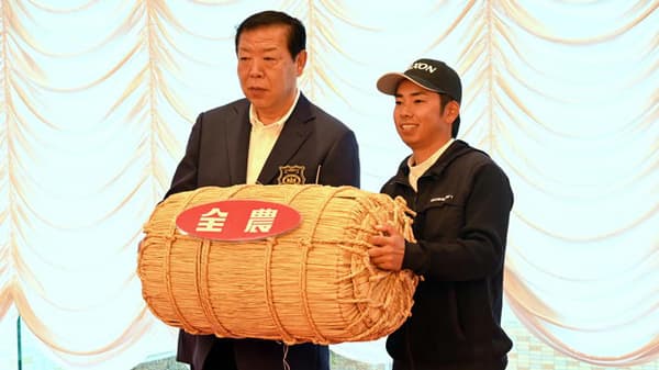 「東建ホームメイトカップ2025」で優勝した生源寺選手に三重県産コシヒカリを贈呈　ＪＡ全農みえ