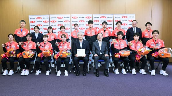 卓球日本代表13人が全農を訪問　世界卓球選手権の活躍を報告