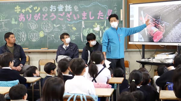 子どもたちが育てた「春のかほり」　ＪＡ熊本市キャベツ部会が出前授業