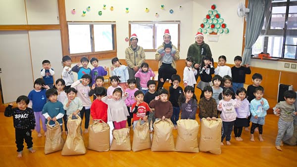 青年部がひばり保育園へ新米を贈呈　ＪＡ鶴岡