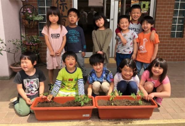 フレッシュミズが保育所にトマト苗を贈呈　ＪＡふくおか八女