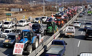 韓国で新自由主義に反旗  大統領退陣へ大規模デモ