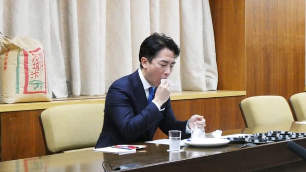 小泉農相が報道関係者と備蓄米を試食　おいしく食べる提案にも期待