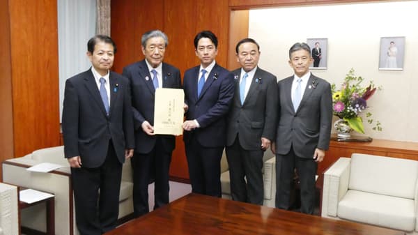 構造改革　別枠予算確保を　自民緊急決議を小泉農相に手交