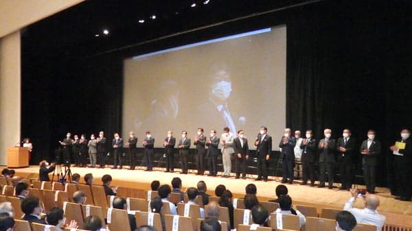 学校給食に有機食品を　内外の取り組み事例を共有　全国の首長ら4000人参加のフォーラム