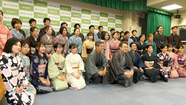 「きものの日」を前に着物姿の勤務で養蚕業ＰＲ　農水省の有志職員