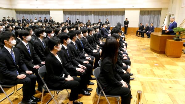 「日本の農業を明るくするのは若い力」　農水省で入省式　野村農相が訓示