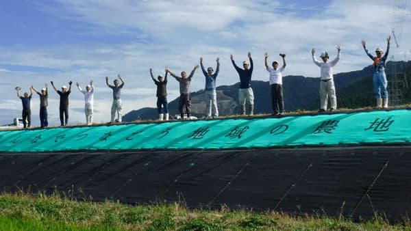 巨大文字入り防草シート　水田のあちこちにお目見え　福井県坂井市