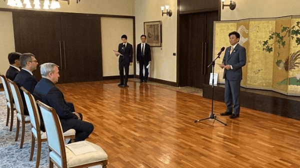 ウクライナ政府に政府の支援物資の食料品引き渡し　ウクライナから感謝の言葉