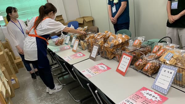 配送センター職員に商品アピール　初の就労支援事業所販売会　パルシステム埼玉