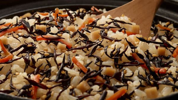 旨みだし「紀州南高梅　梅ひじき釜めしの素」新発売　ヤマモリ