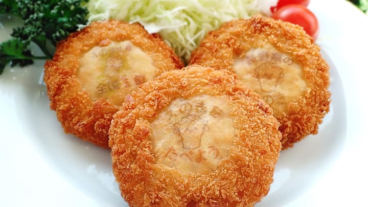 農水省ローカルフードプロジェクト推進事業で給食用えのき入りメンチカツ配布