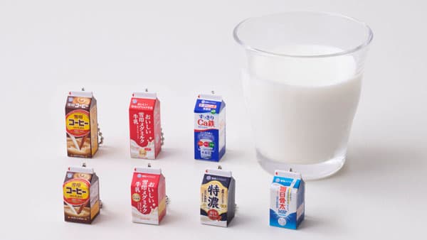 雪印メグミルクの人気商品がガシャポンに"ミニチュアチャーム乳製品シリーズ"発売　バンダイ
