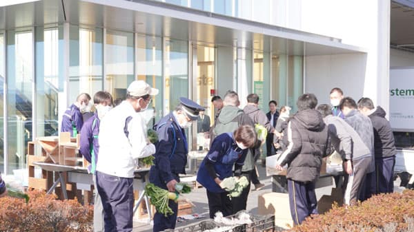 特別支援学校による新鮮野菜・手作り工芸品の販売会　物流センター職員と交流　パルライン