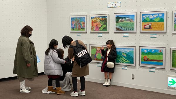 「未来へつなごう！ふるさとの水土里（みどり） 子ども絵画展2022」入賞作品を展示