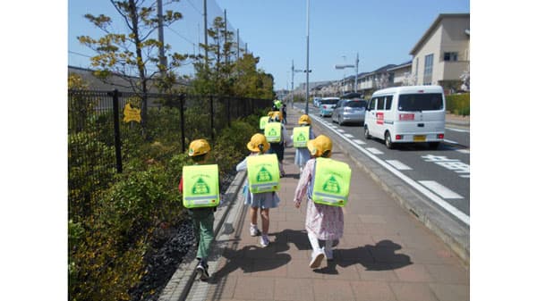 千葉県、埼玉県、東京都306校に「交通安全ランドセルカバー」寄贈　コープみらい