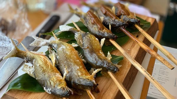 岐阜漁連と連携　新鮮な鮎を塩焼きで提供　土岐プレミアム・アウトレット