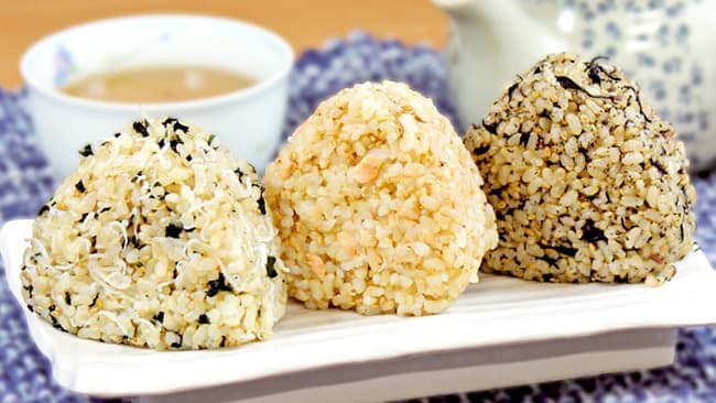 白米のようなおいしさ　冷凍の「玄米おむすび」発売　小川屋