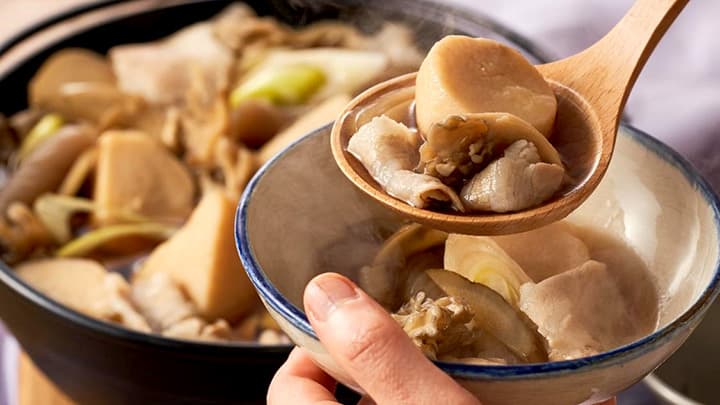 ご当地グルメを自宅で「〆はカレーうどん！山形の芋煮鍋」発売　オイシックス