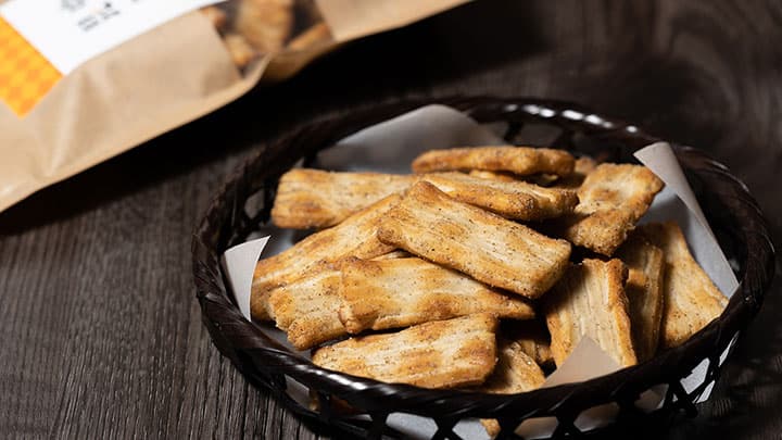 コオロギがお米のおいしさを引き立てる「昆虫あられ コオロギ」新発売