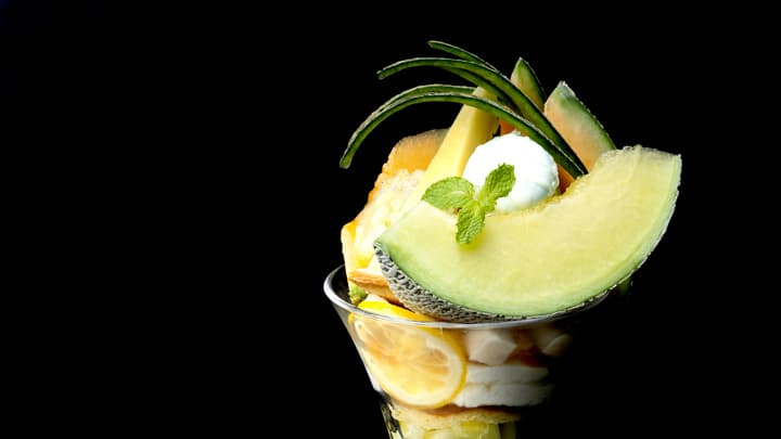 つがる市産メロンの贅沢なパフェが登場「果房メロンとロマン」夏メニュー開始