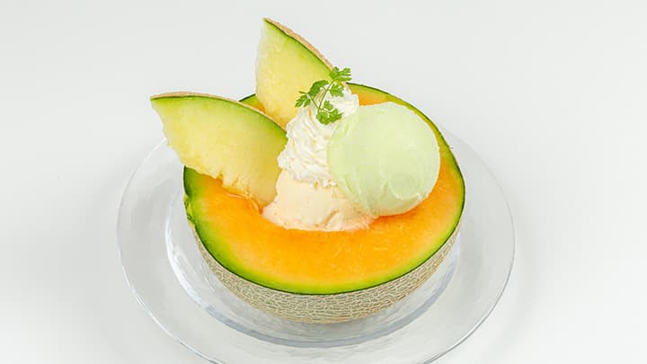 贅沢に半玉使用「夕張メロンボールパフェ」期間限定で登場　青木フルーツ