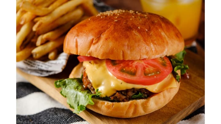 解除後もファストフード「洋風」除き依然苦戦　外食産業市場動向調査10月度