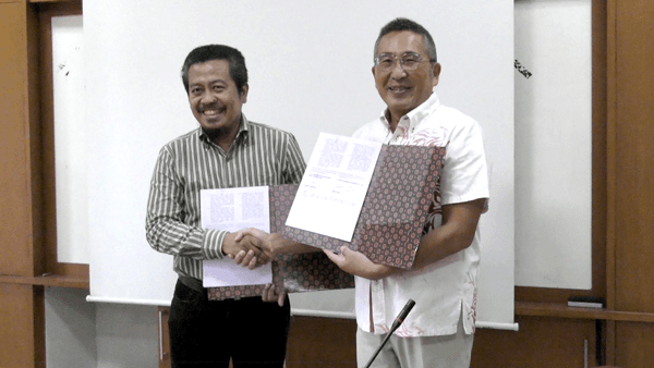 インドネシアの大学と共同研究　高温多湿地域で高品質イチゴ栽培　実証試験開始　JPV