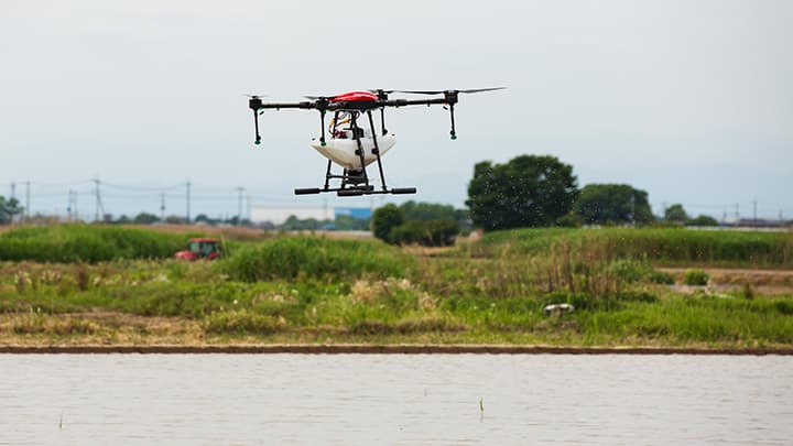 スマート農業で米づくりに挑戦　ドローンによる追肥開始　プレナス